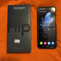Samsung Galaxy Flip 4. Mint Condition With Case