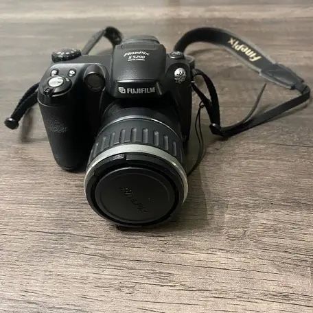 Fujifilm S5200 FinePix Digital Camera New alkaline batteries included. Works like New
