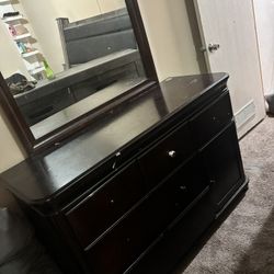 Used Dresser With Mirror 