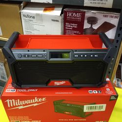 MILWAUKEE M18 BLUETOOTH JOBSITE RADIO ( TOOL ONLY )