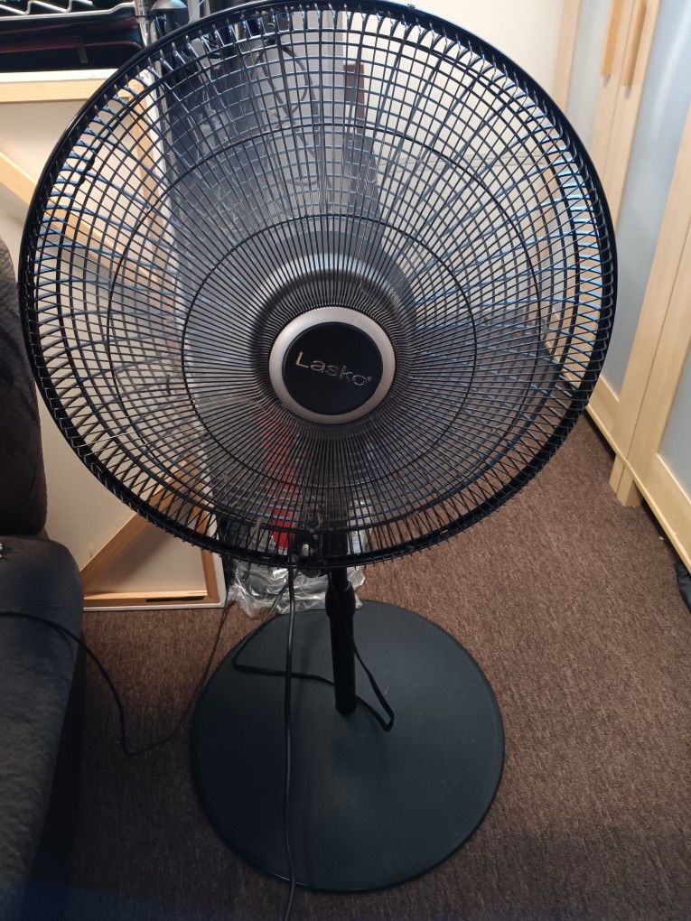 Lasko 20" Oscillating Remote Control /4 Speed And 4H Timer Pedestal Fan