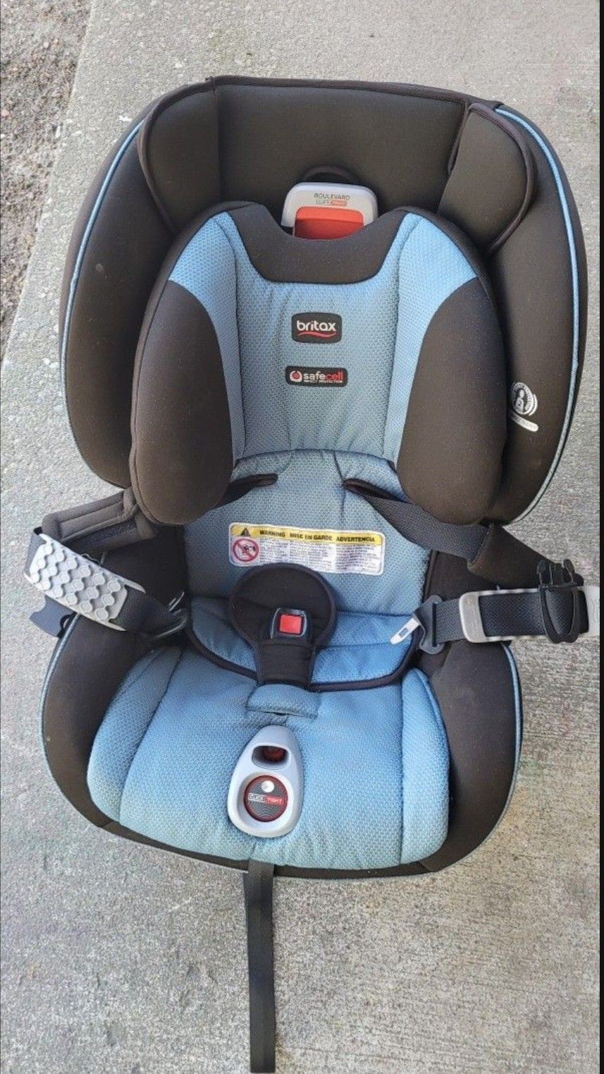 Britax sefesell car seat. Good Condition. It needs a little clean. The expiration date is 10 years from the date of manufacture (2028).