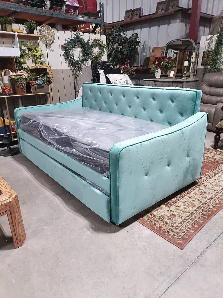 Daybed With Trundle And Two Mattresses