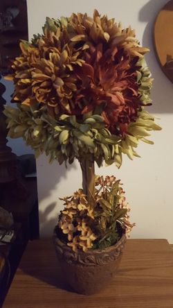 Red, green, and yellow mums topiary