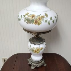 Beatiful Vintage Flowered Table Lamp