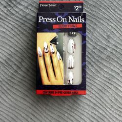 Bloody Claws design, contains 24 pre-glued nails.