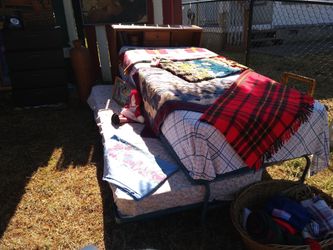 Trundle bed with 2 mattresses