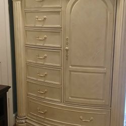 Large tradicional wardrobe cabinet