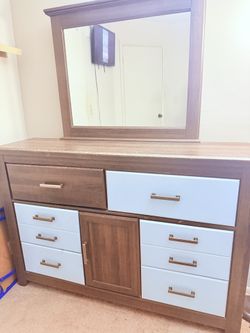 Dresser With Mirror