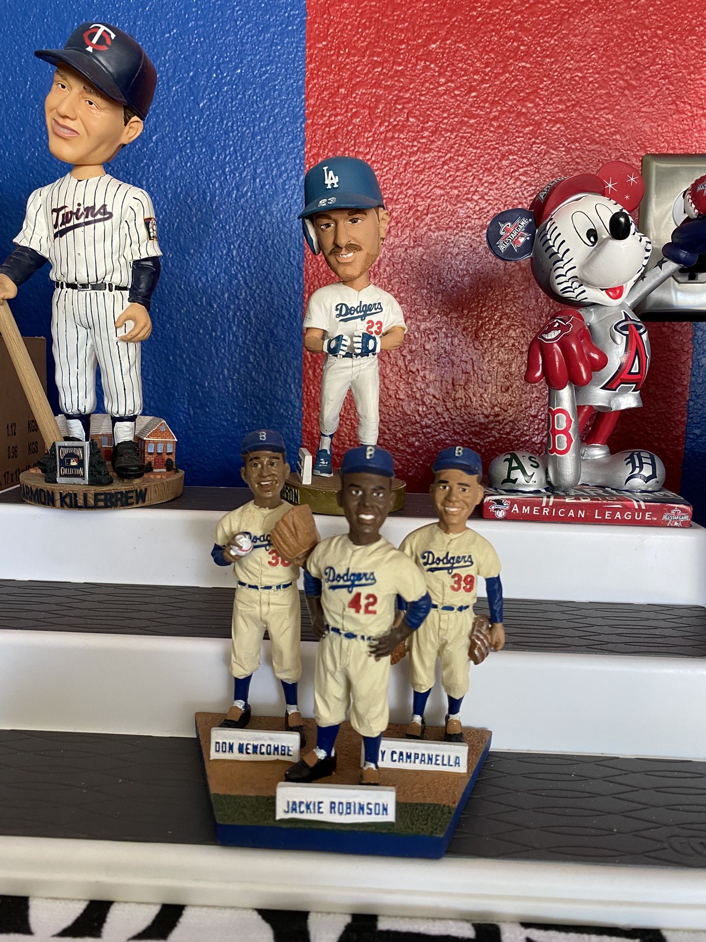 Bobblehead/ Statues 25 Each