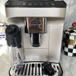 De'Longhi Magnifica Evo Automatic Espresso & Coffee Machine with Auto Milk Frother, Built-in Grinder & Auto-Clean Function