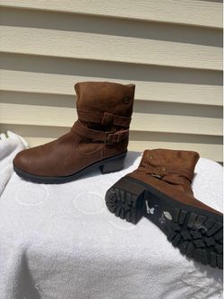 Boots 91/2- 10