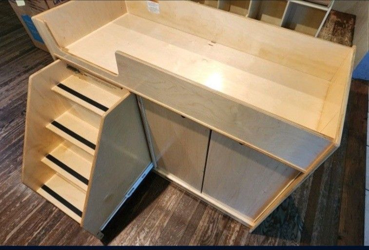 Jonti Diaper Changing Table in Mint Condition