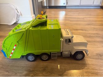 Battatat RC Garbage Truck Toy
