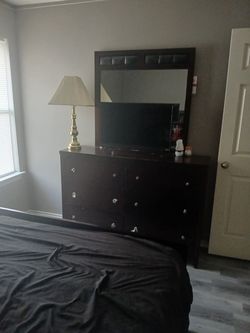 2 bed room suite 75 inch tv and computer and desk must go movie out town
