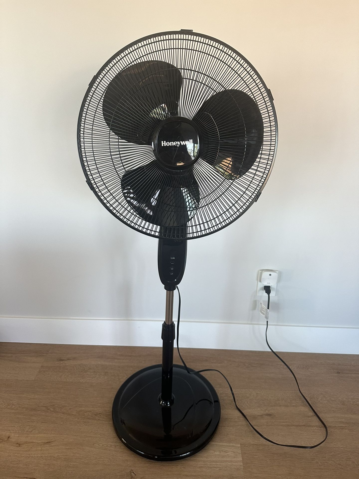 Oscillating Standing Fan With Remote