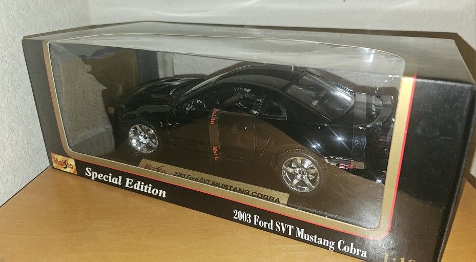 Maisto 1:18 - Ford Mustang SVT Cobra Coupé 2003 - Bleu, édition Limitée (neuf)