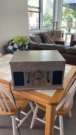 crosley record player, tape player, cd player, bluetooth speaker, aux in, radio station am fm