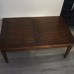 Coffee Table , It Lets Up So You Can Eat On . Do Your Work On It 