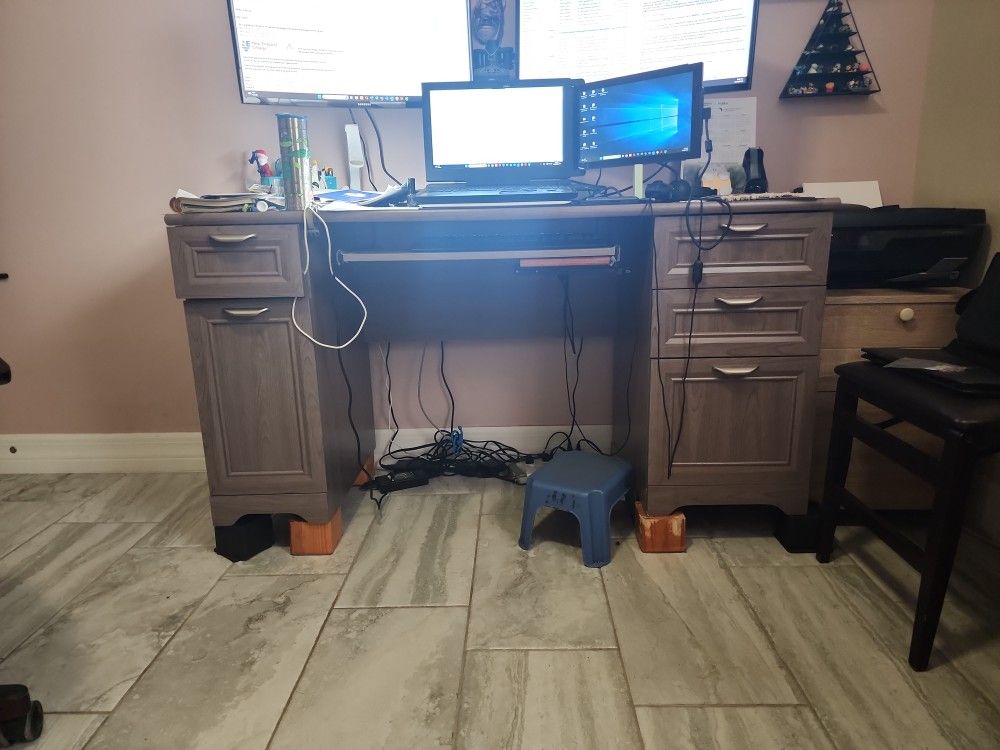 Realspace® Magellan 59"W Manager's Computer Desk, Gray