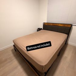 Queen bed frame with phone charging plug/ base de cama queen con cargador para telefonos