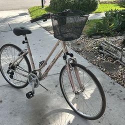 Giant LIV Low Step through Bike large 700c Hybrid Bicycle 24 Speed Basket