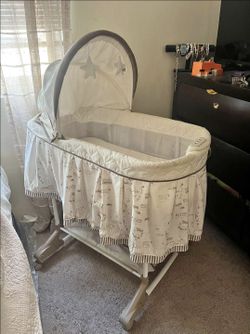 Baby Bassinet, vibrates and plays music