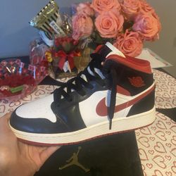 Air Jordan 1 Mid Black Gym Red GS 6/5 ( aka Womens 7/5 ) 