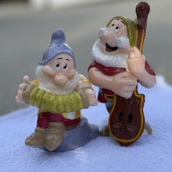 Vintage Snow White and the 7 Dwarfs Salt and Pepper Set.
