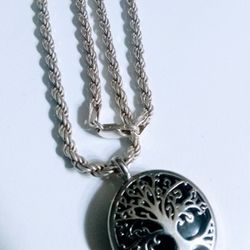 Beautiful ❤️ 925 Italian Silver Rope 20" Long With a Silver Tree Of Life.🎁