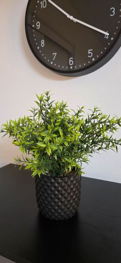 🌿 Faux Green Foliage Plant in Decorative Black Pot 🌿