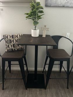 High stool table & 2 chairs