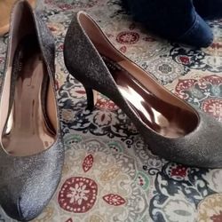 Pre-Owned  Beautiful low-heeled shoes in gray with glitter, size 7 1/2, used in good condition. Probably can fit to size 7