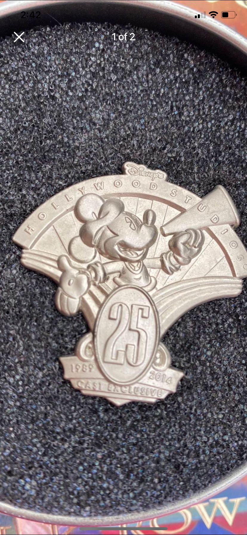 Disney Cast Exclusive 25 Year Anniversary Hollywood Studios Pin And Tin