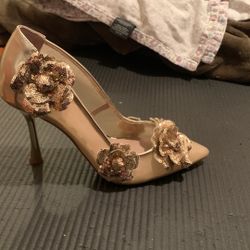 Gold Flower Betsy Johnson Heels Size 7.5
