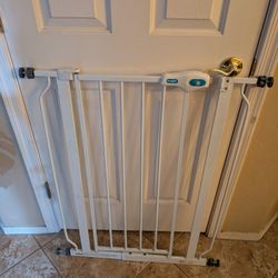Regalo White Metal Baby Or Pet Gate