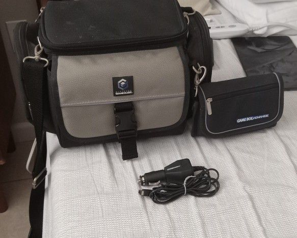 Nintendo GameCube Travel Bag With Extras