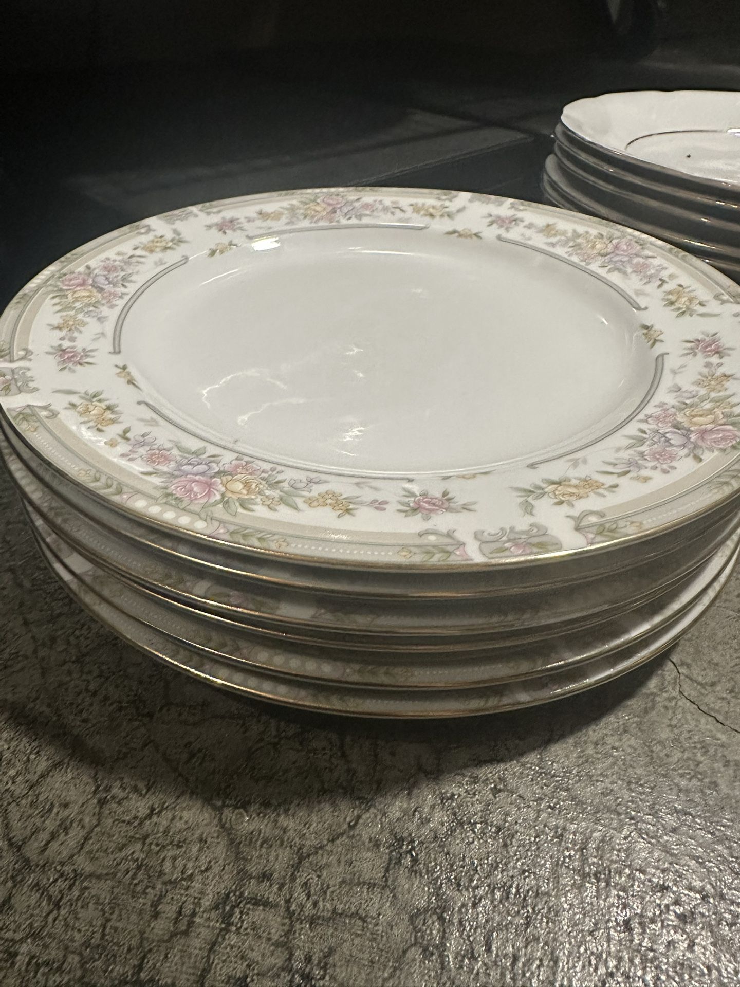 Floral Dinner Plates With Gold Rim