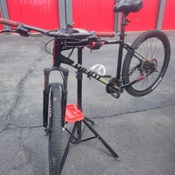 Giant Talon 27.5 With Bike Stand 