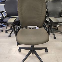 ☘️LIKE NEW!☘️STEELCASE LEAP V2 FULLY LOADED OPTIONS UPGRADED 3D KNIT BACK KEEPS YOU COOL