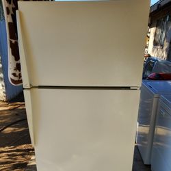 Amana Refrigerator Nice And Clean 