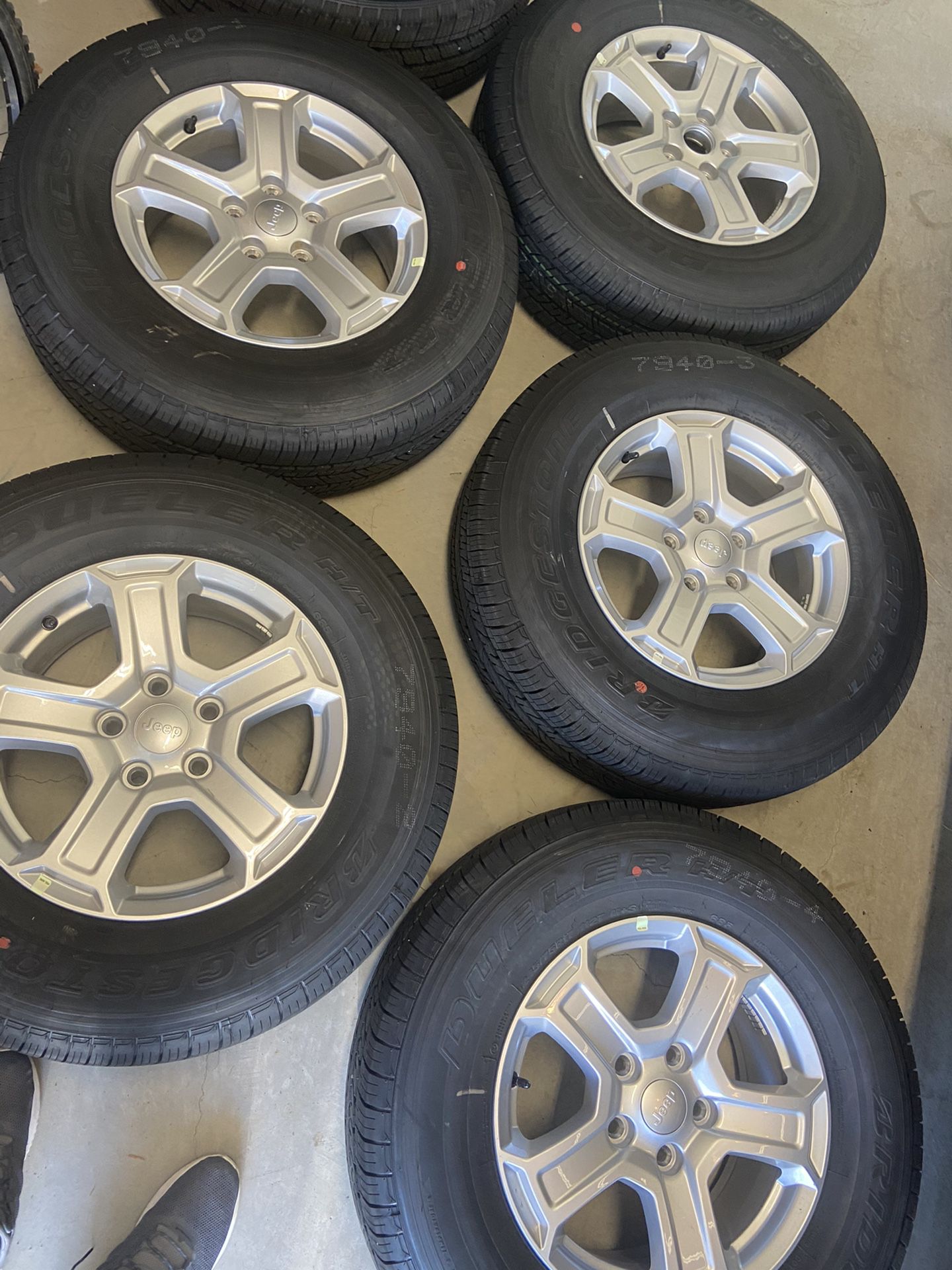 Set of 5 Jeep Wrangler wheels and tire