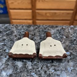 Vintage Ceramic Shaped Dust Pans Pair of  Salt and Pepper Shakers.  Size approximately  2 1/4 inches tall and 1 1/2 inches wide. Preowned. 