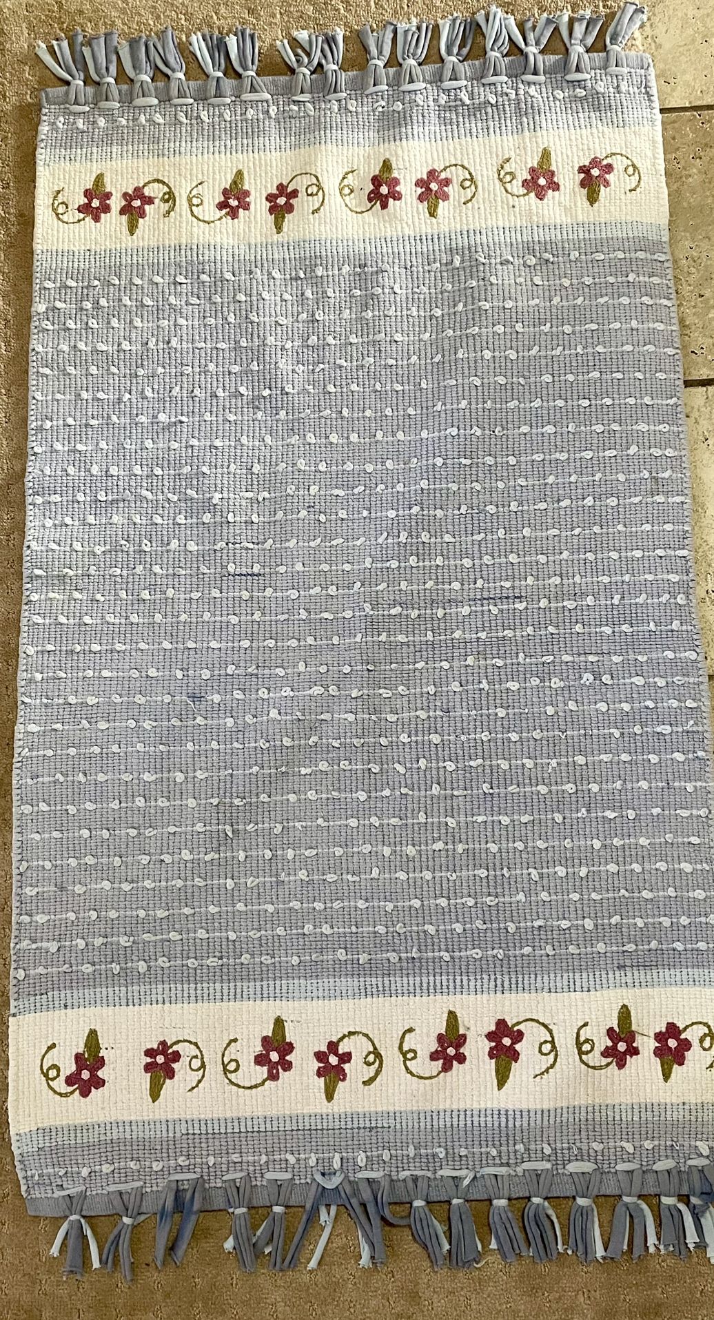 26 x 44” fringe area rug. Like new.