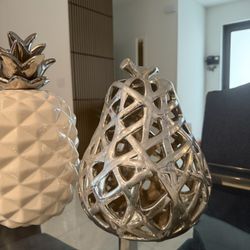 Set de Decoración Moderno: Piña de Cerámica y Pera Calada Cromada. Kendall Area (Hammocks) 