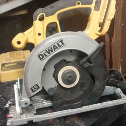 New dewalt skilsaw takes old type battery
