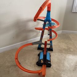 Hot Wheels Toy Car Track Set Sky Crash Tower, 2.5-Ft Tall with Motorized Booster- LIKE NEW 