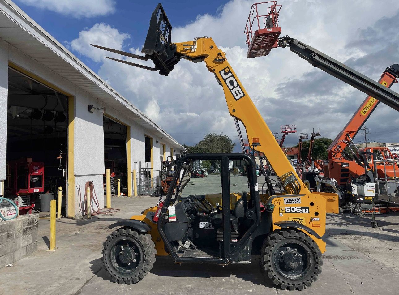 TELEHANDLER 5,500 LB 16-20 FT LIFT ROPS