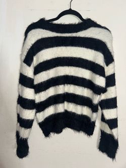 Black & white women’s sweatshirt