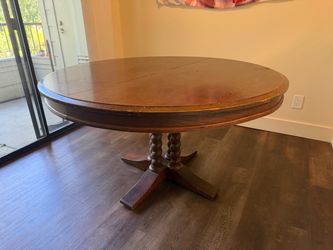 Round table, 3 chairs, & table cloth